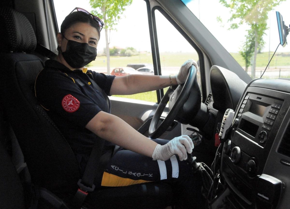 Kayseri'nin tek kadın ambulans şoförü, görenleri şaşırtıyor