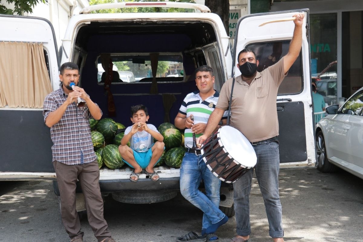 Kahramanmaraş'ta davullu zurnalı karpuz satışı