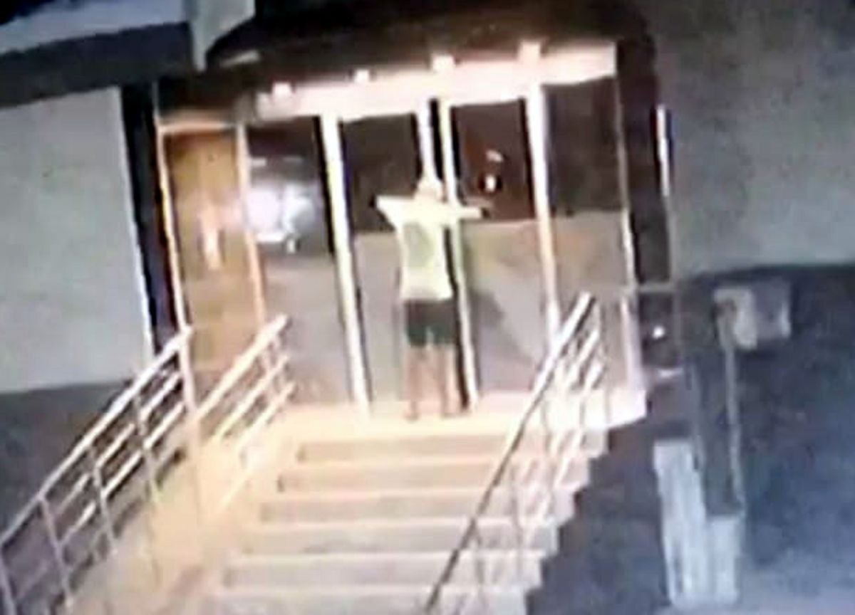 Mersin'de hırsız, kapı önlerindeki ayakkabıları çöp kovasına doldurdu