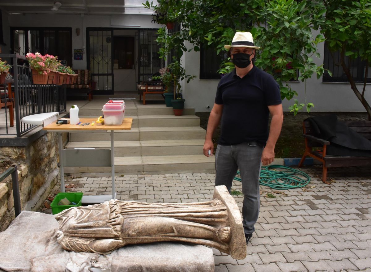 İzmir'deki Metropolis Antik Kenti'nde 1800 yıllık kadın heykeli bulundu