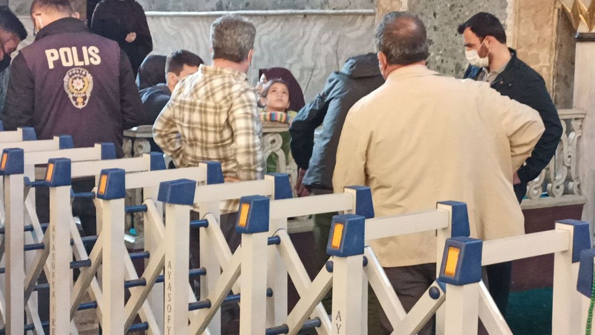 Ayasofya Camii'nde ayağı korkuluğa sıkışan çocuk kurtarıldı