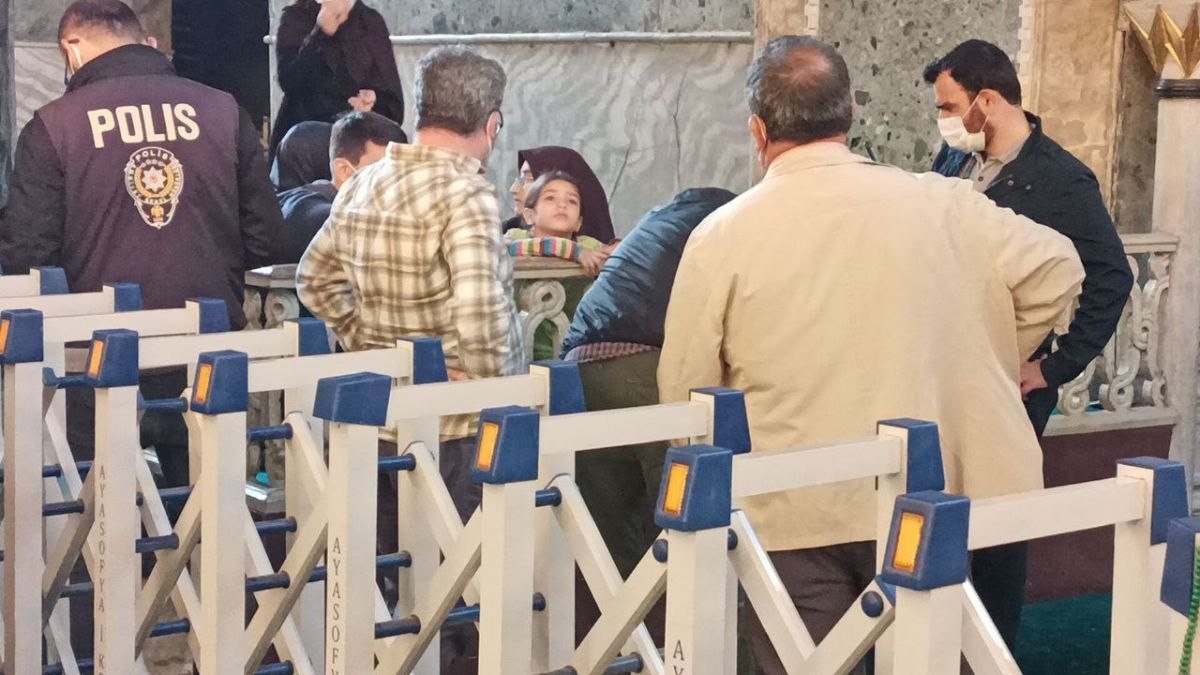 Ayasofya Camii'nde ayağı korkuluğa sıkışan çocuk kurtarıldı