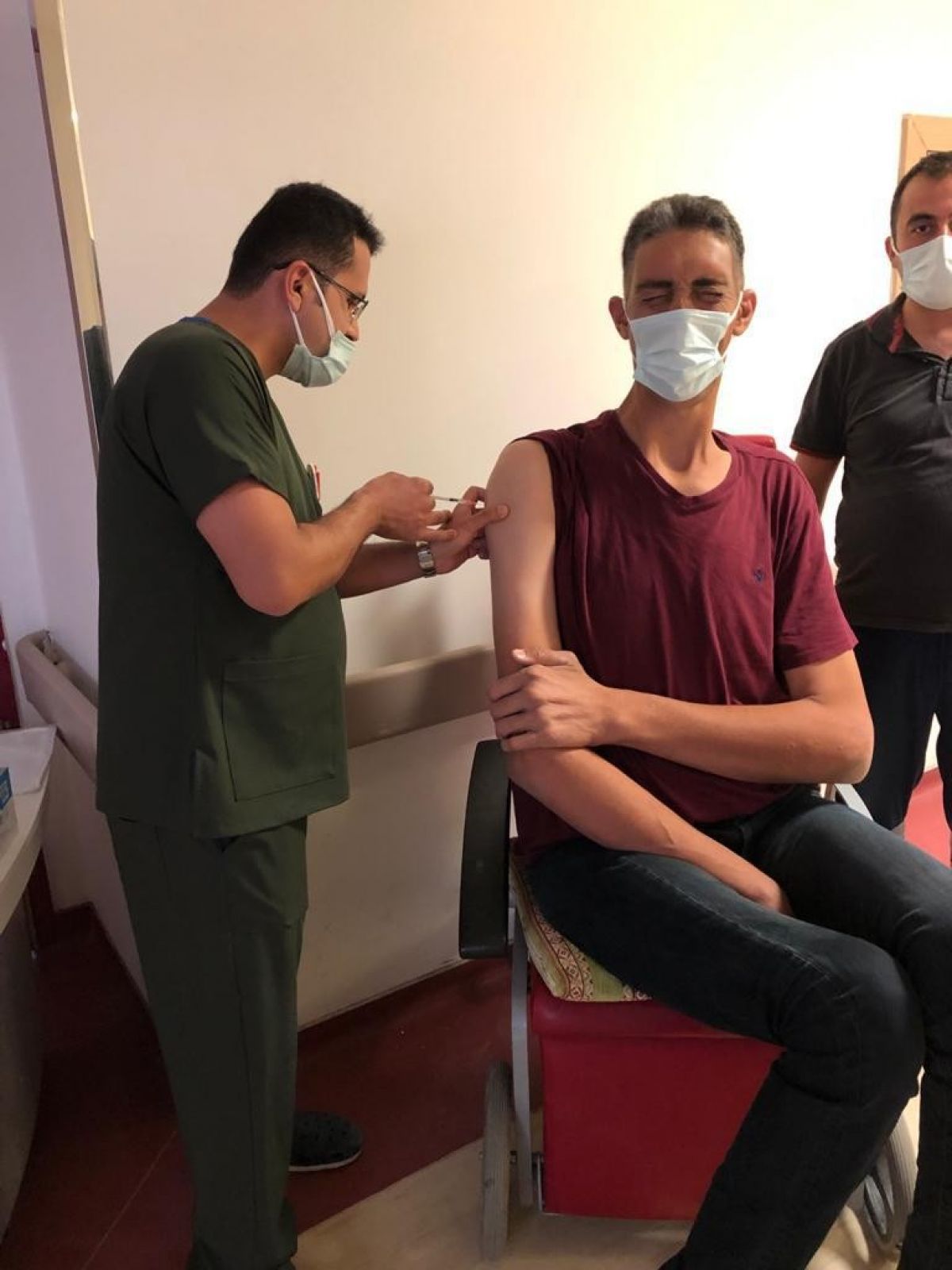 Dünyanın en uzun boylu adamı koronavirüs aşısı oldu