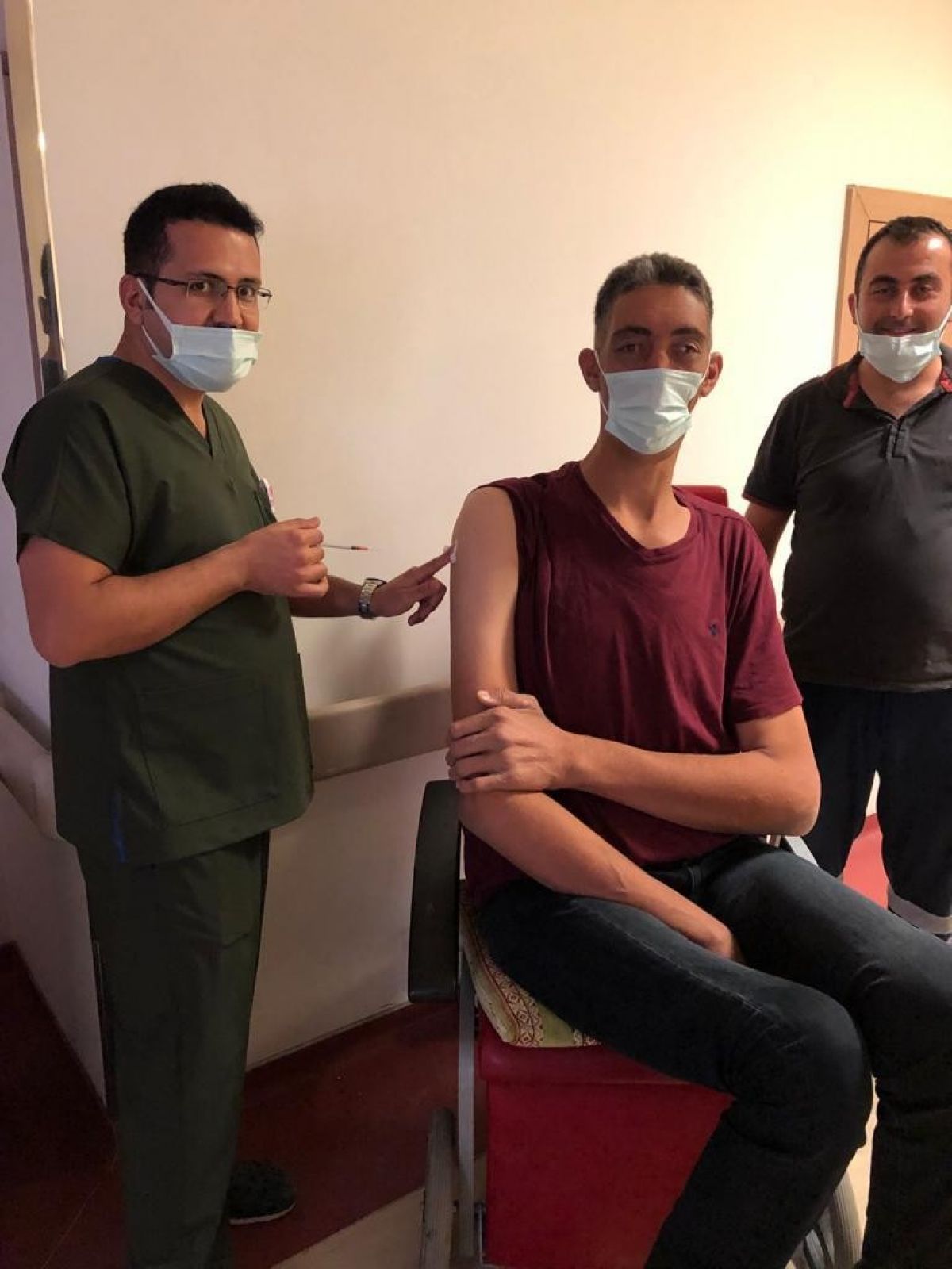 Dünyanın en uzun boylu adamı koronavirüs aşısı oldu