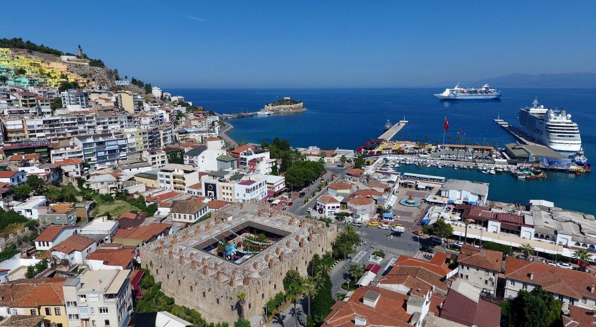 Kuşadası'nda Rus turist yoğunluğu, turizmcileri sevindirdi