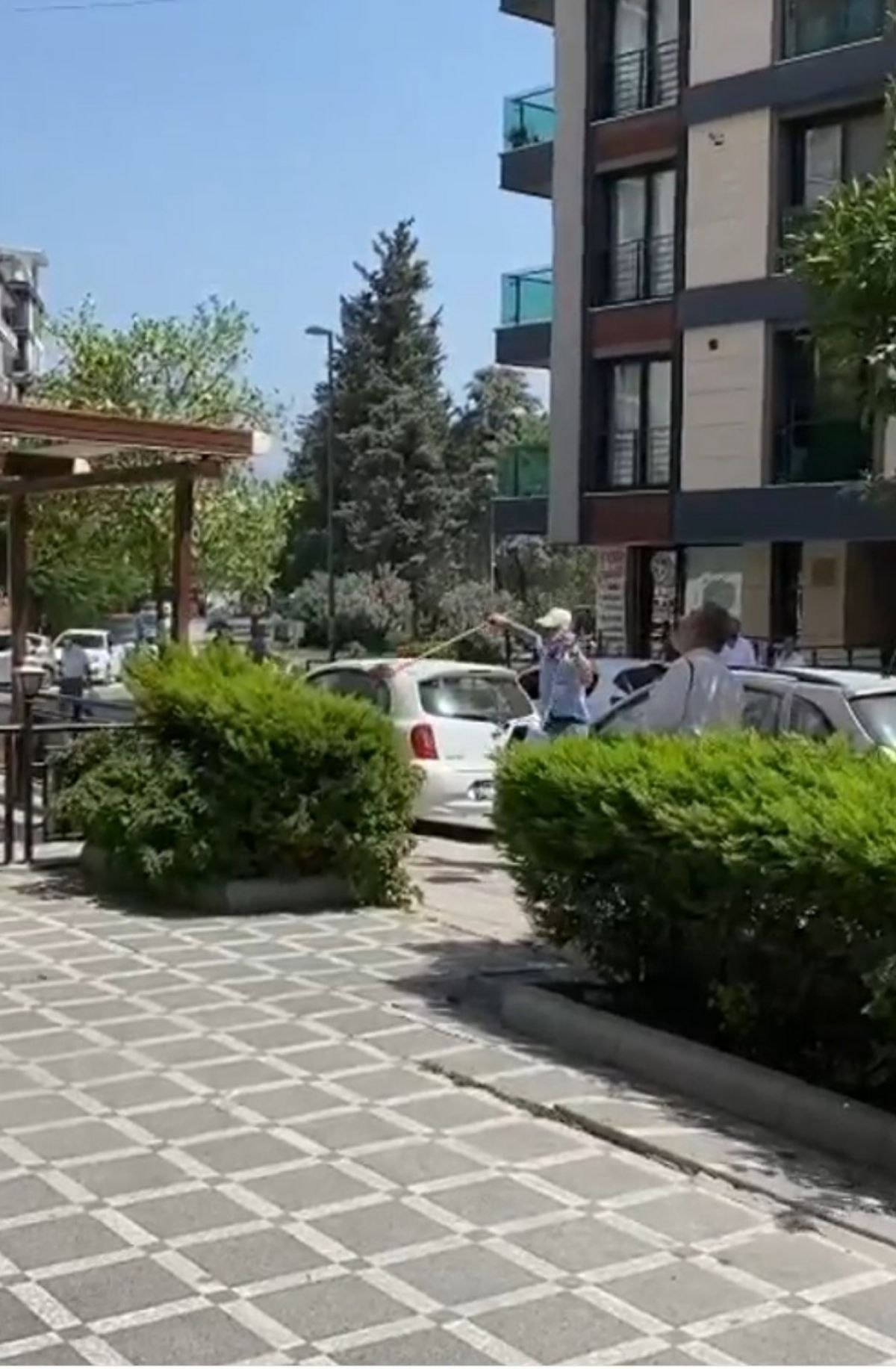 Hatay’da temizlik görevlisi davul sesine dayanamadı