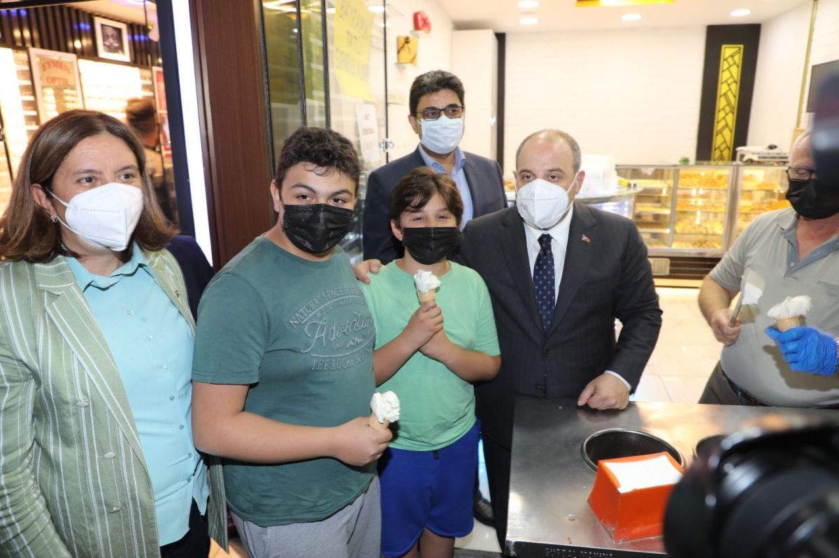 Bakan Varank Sivas'ta dondurma tezgahına geçti