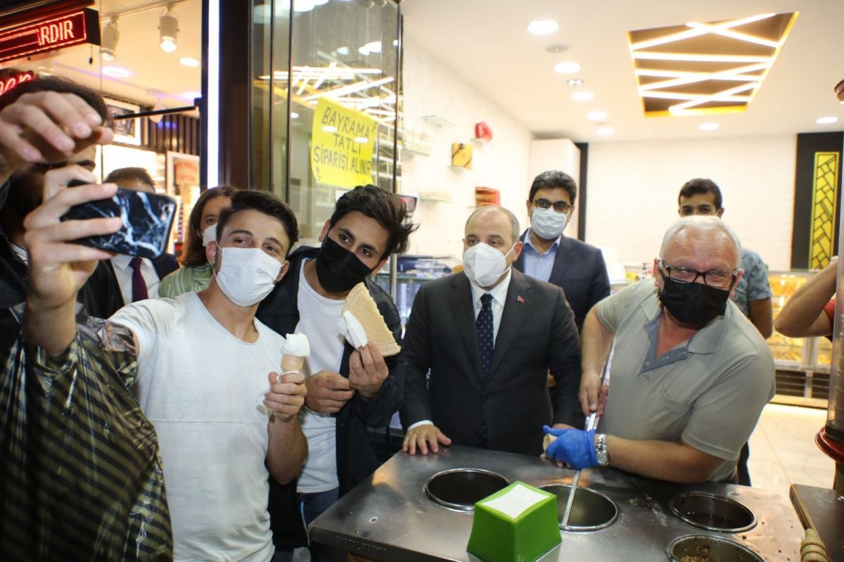 Bakan Varank Sivas'ta dondurma tezgahına geçti