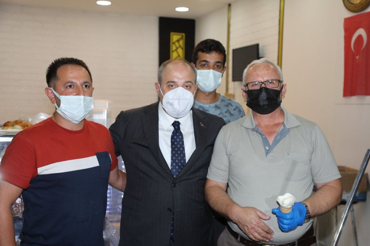 Bakan Varank Sivas'ta dondurma tezgahına geçti