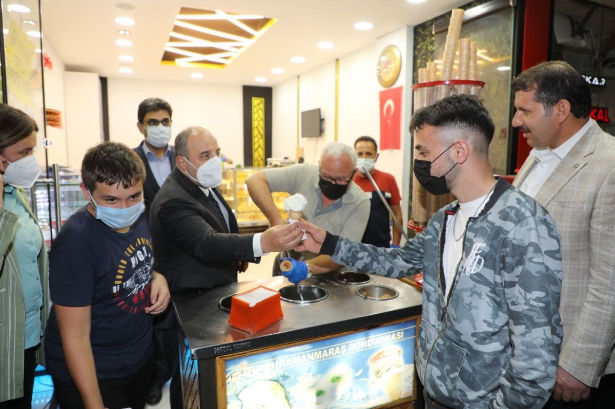 Bakan Varank Sivas'ta dondurma tezgahına geçti