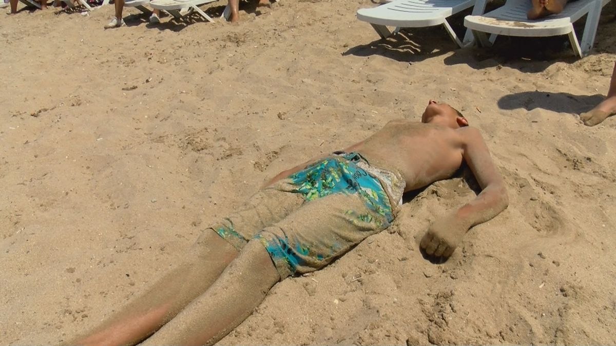 İstanbul'da sıcaktan bunalanlar Caddebostan'da denize girdi
