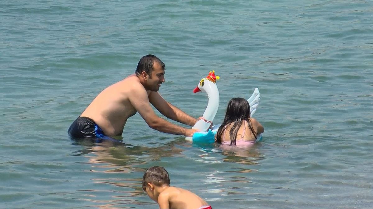 İstanbul'da sıcaktan bunalanlar Caddebostan'da denize girdi
