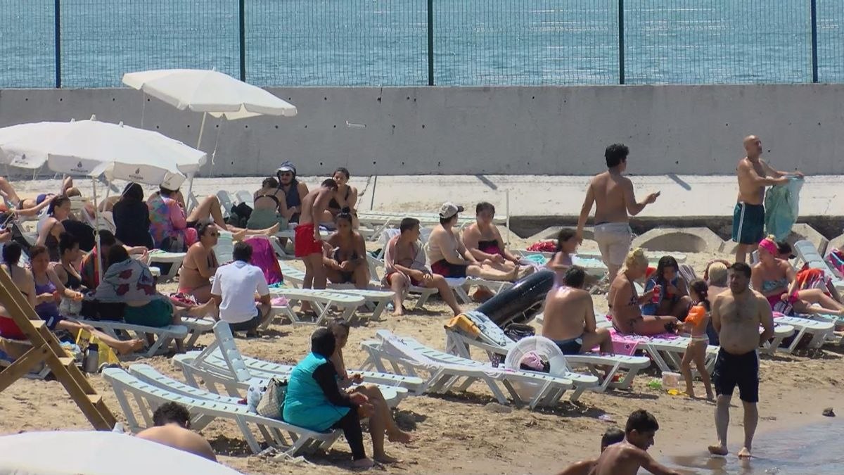 İstanbul'da sıcaktan bunalanlar Caddebostan'da denize girdi