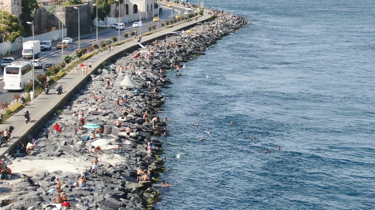 Sarayburnu Sahili, sıcaktan bunalıp denize girenlerle doldu