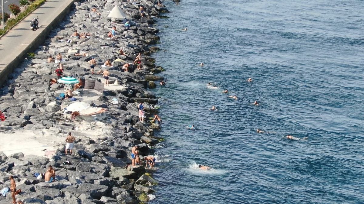 Sarayburnu Sahili, sıcaktan bunalıp denize girenlerle doldu