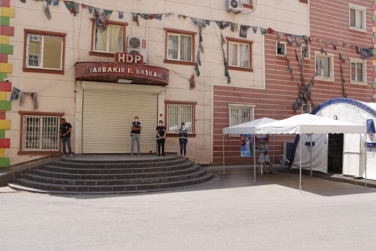 Diyarbakır HDP binası önündeki baba: Oğlumu PKK'ya sattılar