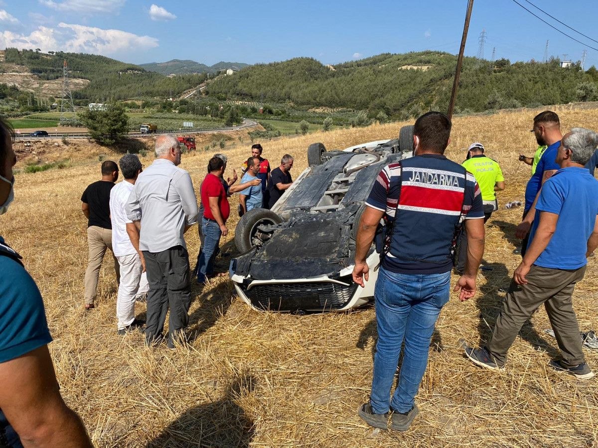 Osmaniye'de otomobil, bariyere çarpıp şarampole yuvarlandı