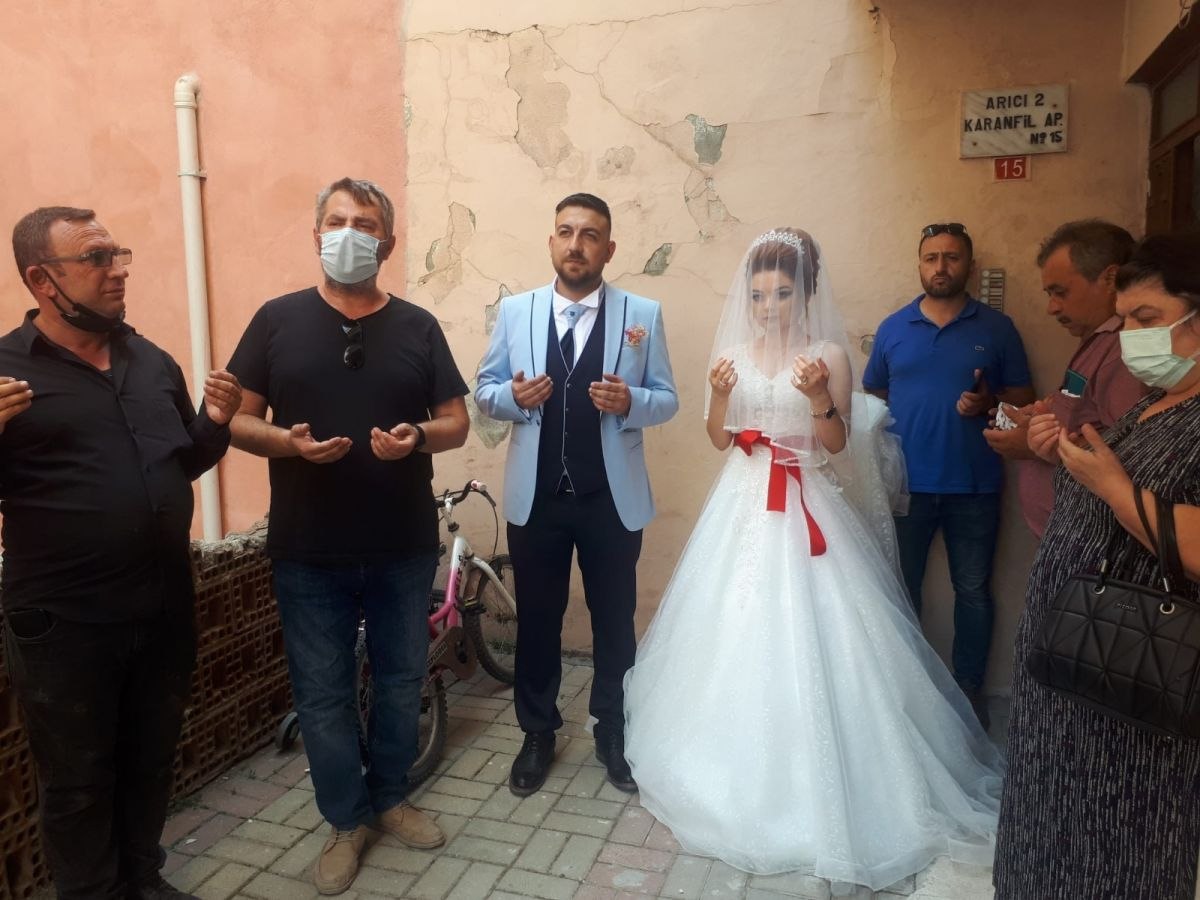 Bursa'da bir şoför, halk otobüsünü gelin arabası yaptı