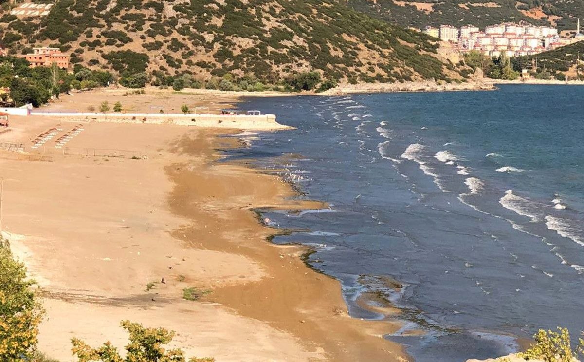 Isparta'da bulunan Eğirdir Gölü'nde lağım borusu patladı