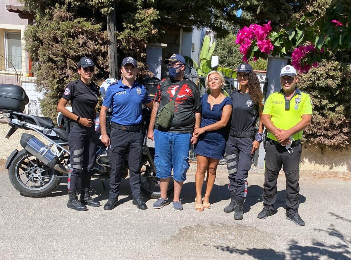 Muğla'da polis, engelli gence doğum günü sürprizi yaptı