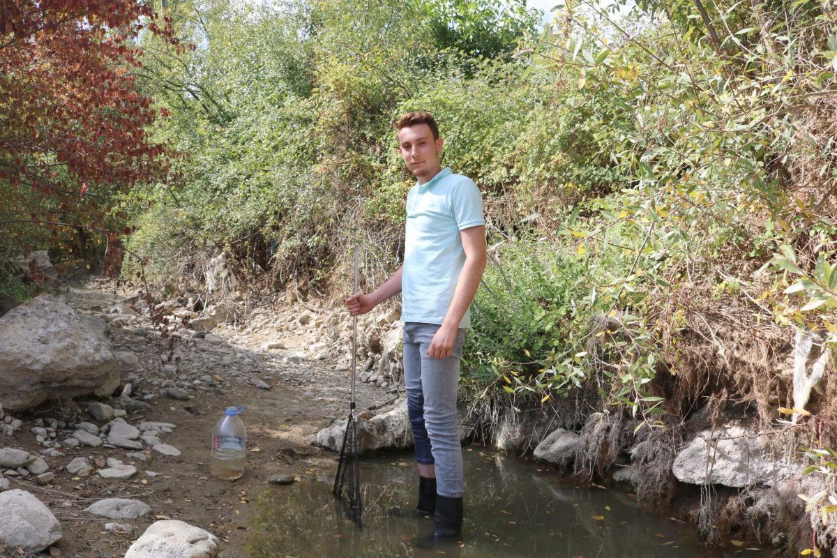 Kütahya'daki çevreci, balıklar ölmesin diye bir çaydan diğerine taşıdı