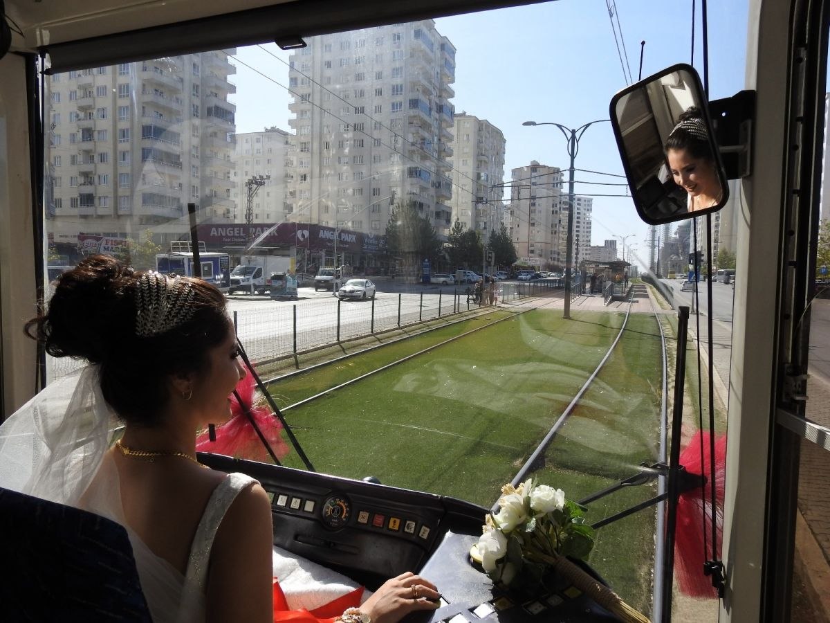 Gaziantep'te tramvay, gelin aracı oldu