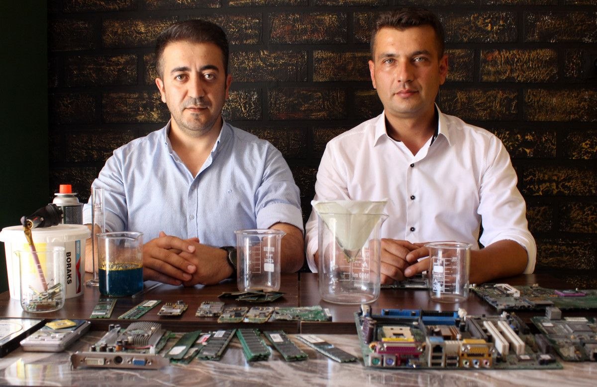 Antalya'da iki arkadaş elektronik atıklardaki altınları ayrıştırıyor