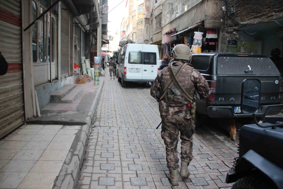 Diyarbakır'da bombalı eylem hazırlığındaki terörist yakalandı