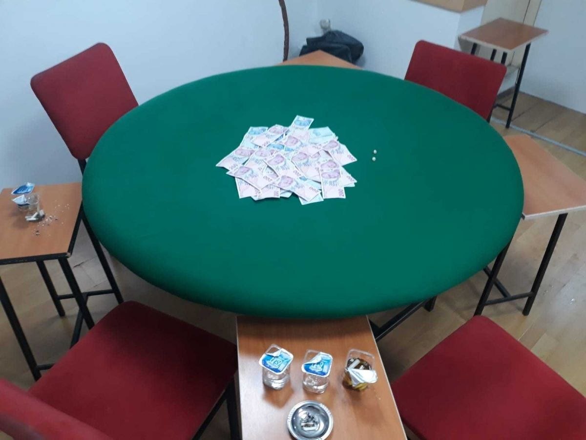 Denizli'de iş yerinde kumar oynayanlara 32 bin lira ceza kesildi