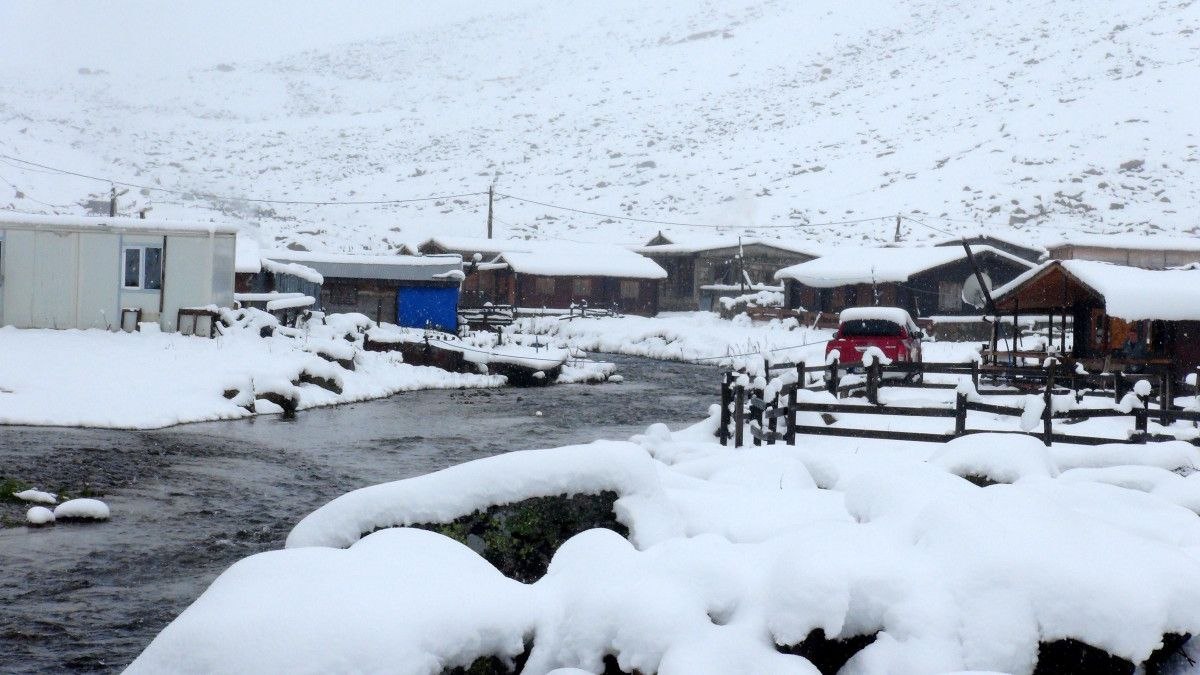 Rize'de kar kalınlığı 25 santimetreyi buldu