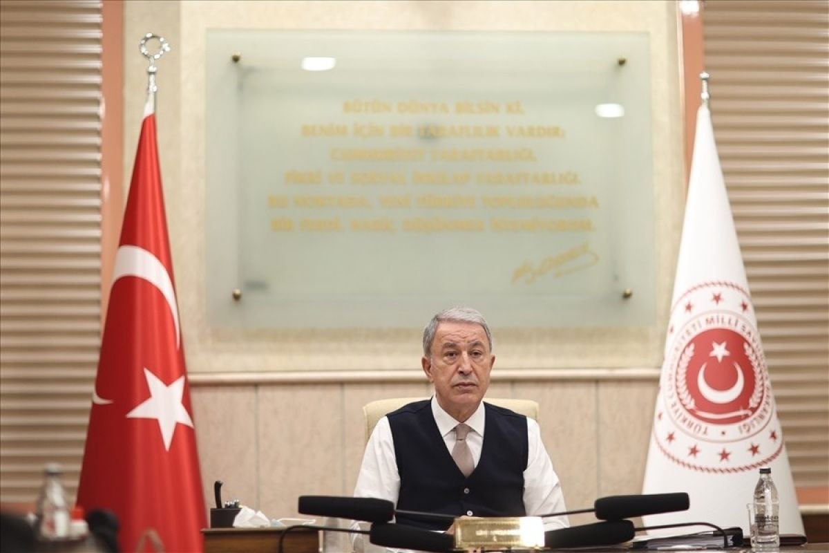 Hulusi Akar, birlik komutanlarıyla online toplantı yaptı