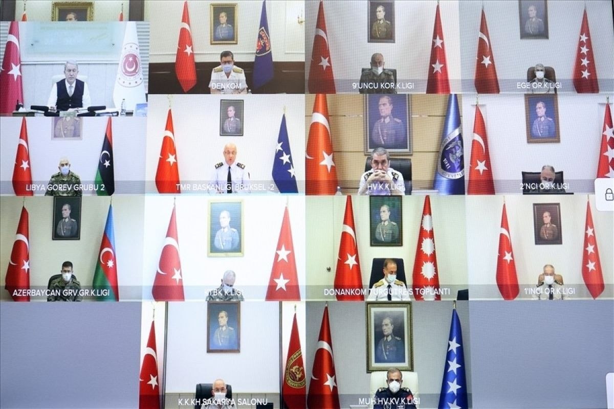 Hulusi Akar, birlik komutanlarıyla online toplantı yaptı
