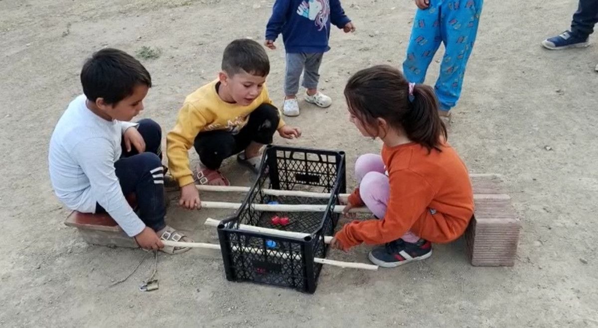 Elazığ'da bir genç, çocuklar için meyve kasasından langırt yaptı