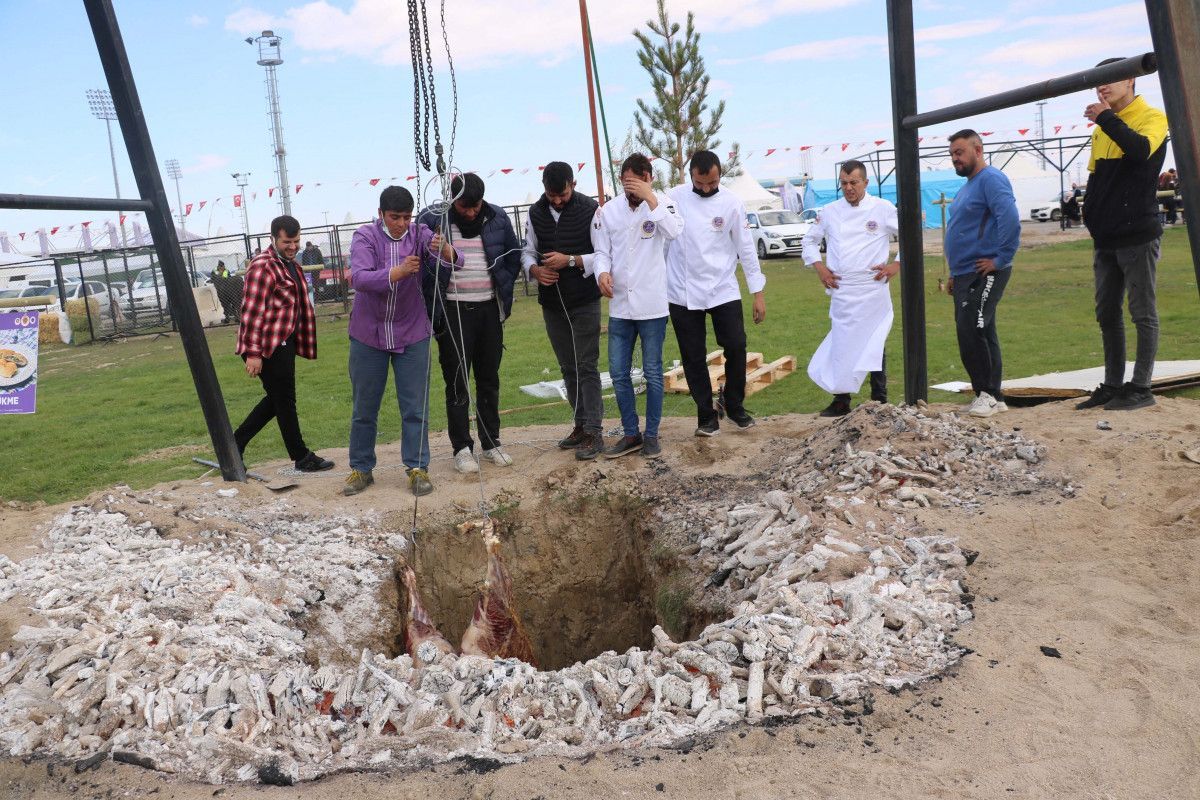Afyonkarahisar'da lezzet festivalinde pişirilen boğa kuyuya düştü