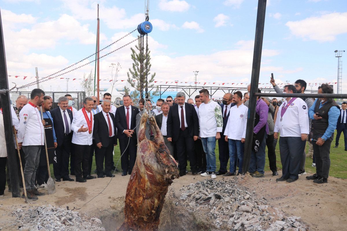 Afyonkarahisar'da lezzet festivalinde pişirilen boğa kuyuya düştü