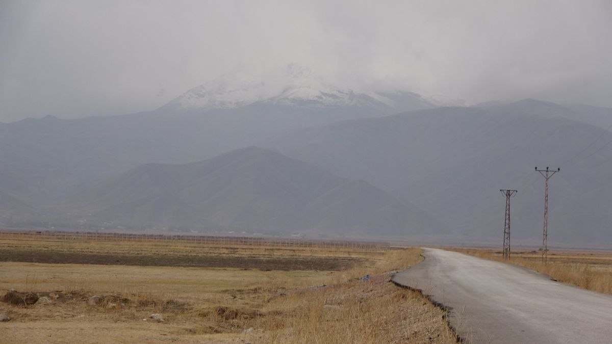 Hakkari Yüksekova'da iki mevsim bir arada