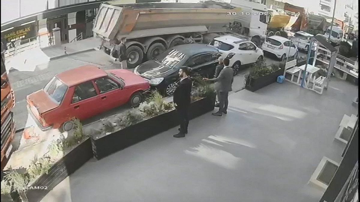 Beylikdüzü’nde el freni unutulan kamyon araçlara çarptı