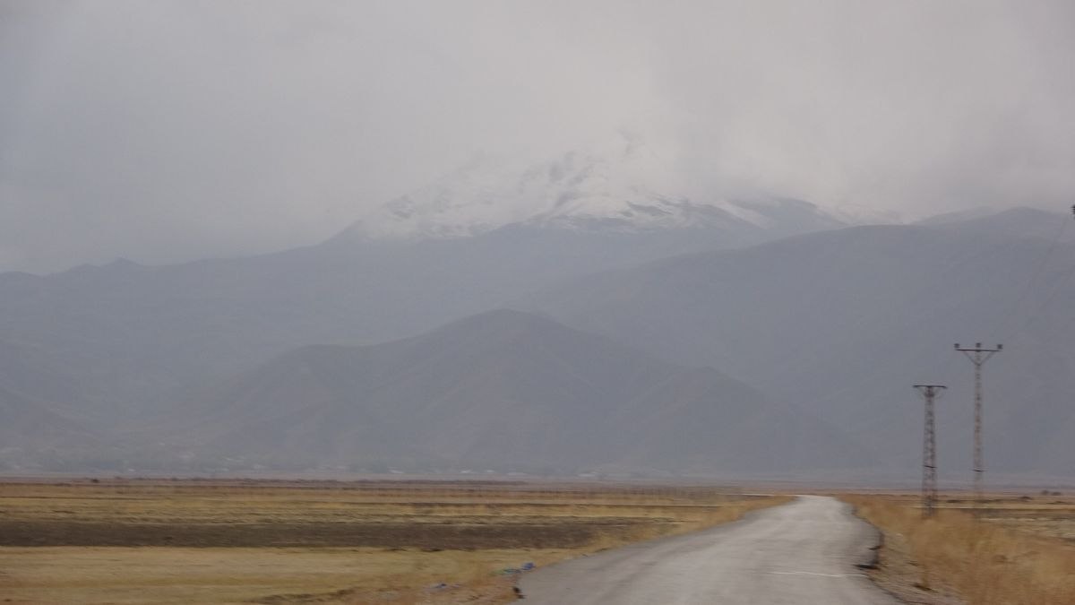 Hakkari Yüksekova'da iki mevsim bir arada