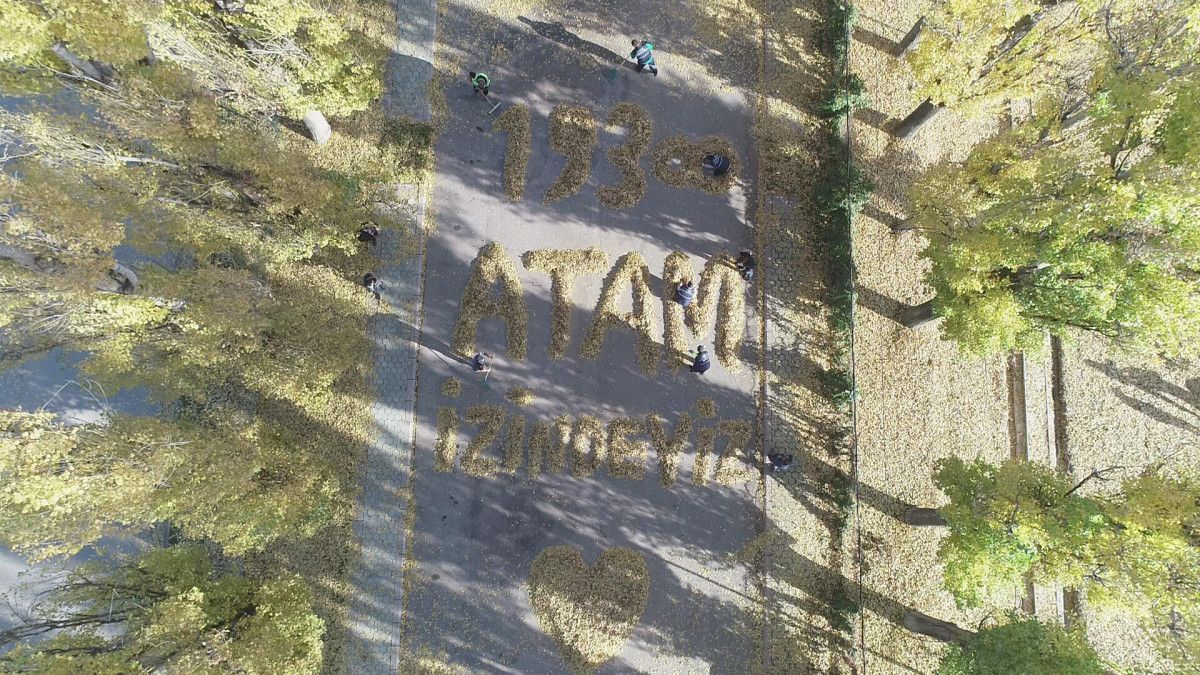 Eskişehir'de temizlik işçileri, yapraklarla 'Atam izindeyiz' yazdı