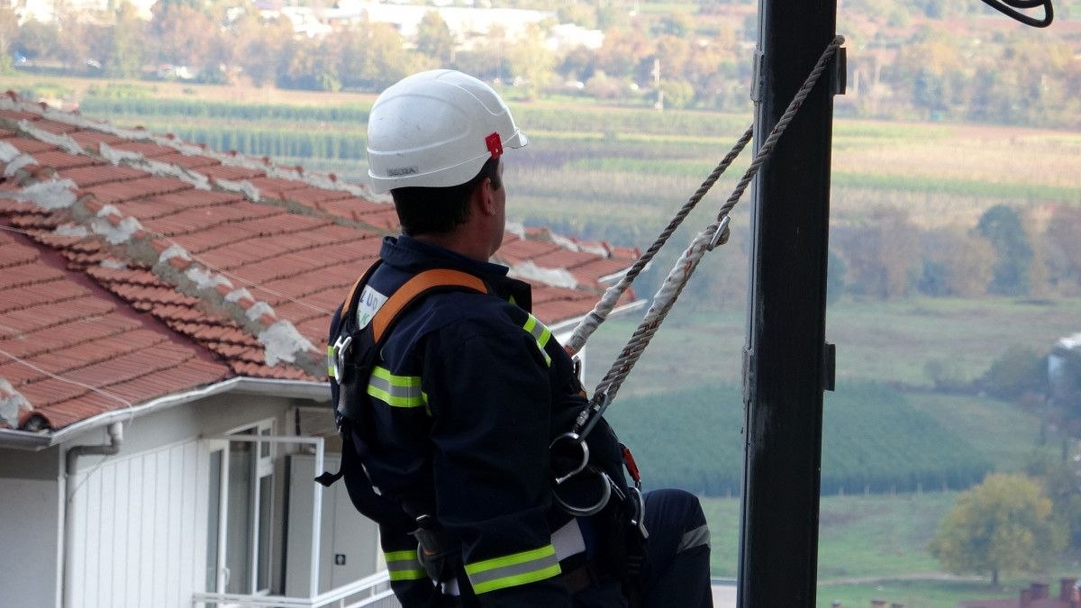 Bursa'da elektrik direğinde Ata'ya saygı duruşu
