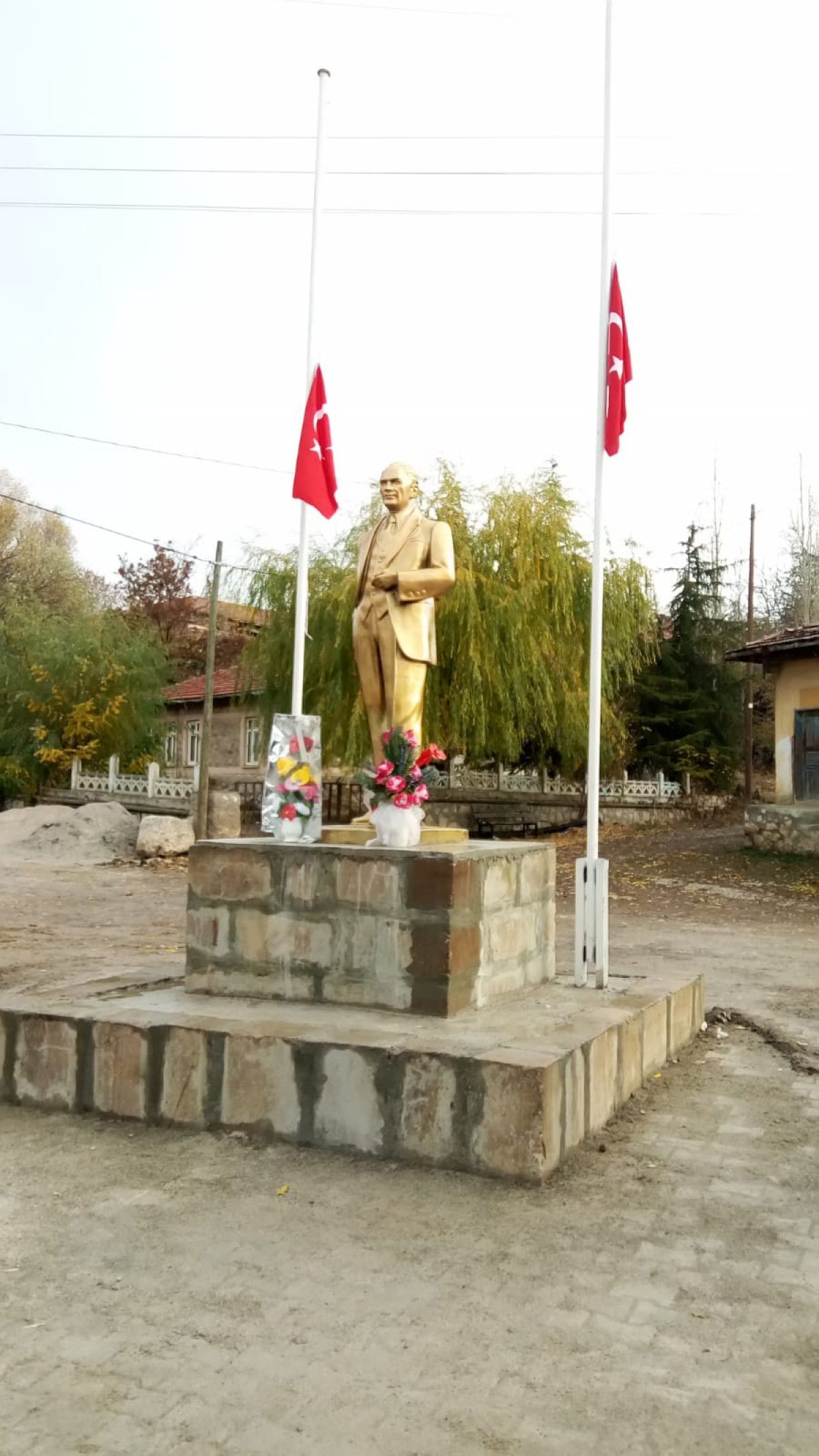 Çorum'da köylüler para toplayıp Atatürk heykeli yaptırdı