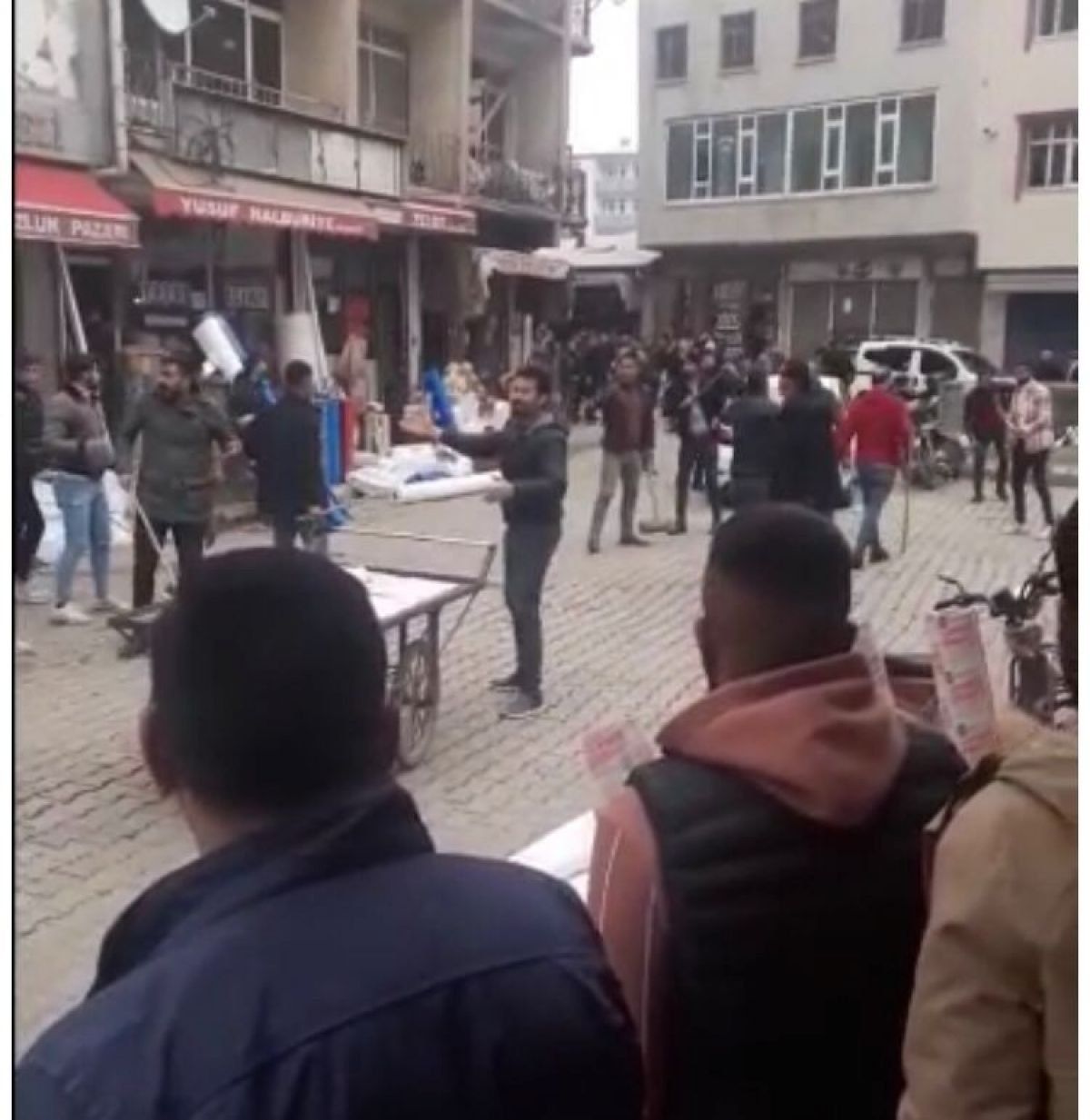 Iğdır’da husumetli iki grup cadde ortasında birbirine girdi