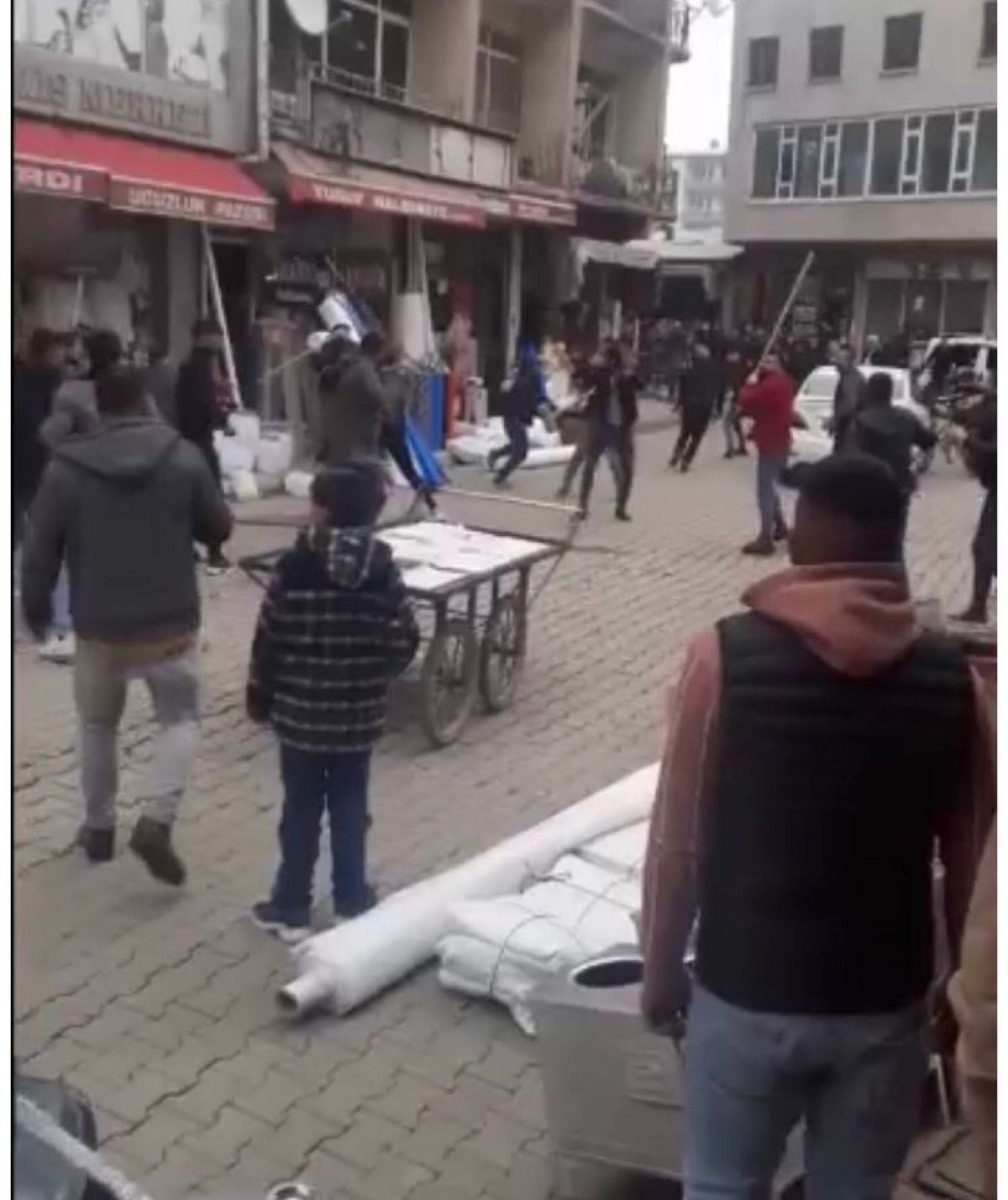 Iğdır’da husumetli iki grup cadde ortasında birbirine girdi