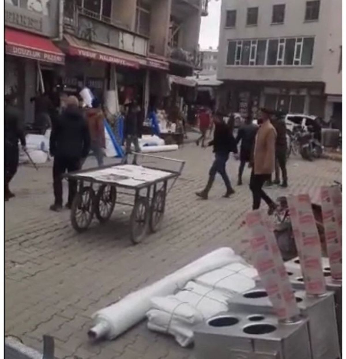 Iğdır’da husumetli iki grup cadde ortasında birbirine girdi