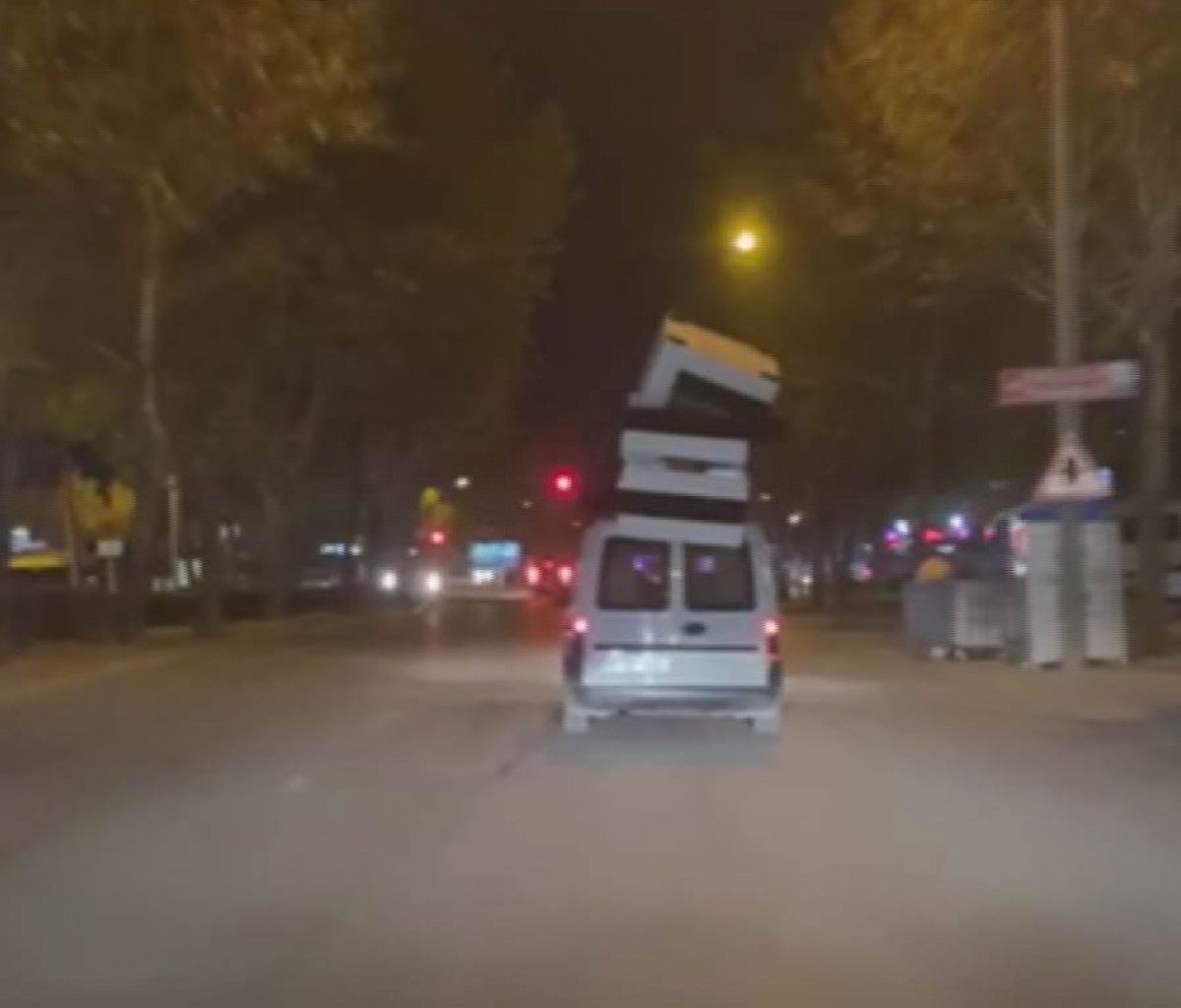 Konya'da araba üzerinde koltuk taşıdı