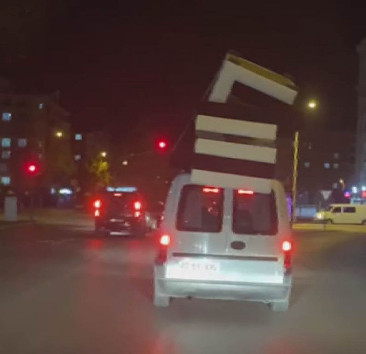 Konya'da araba üzerinde koltuk taşıdı