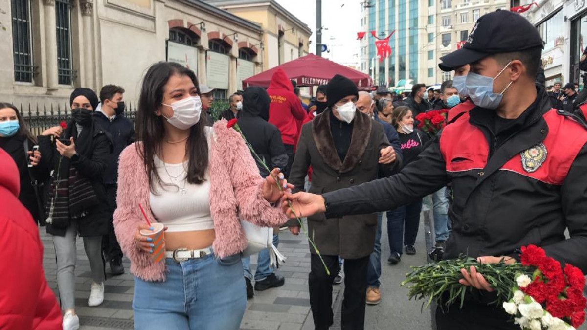 Taksim'de polis ekipleri kadınlara çiçek dağıttı