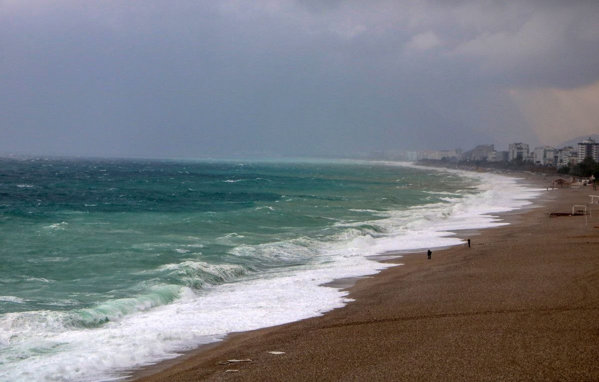 Yağmur ve rüzgarın etkili olduğu Antalya'da dev dalgalar oluştu