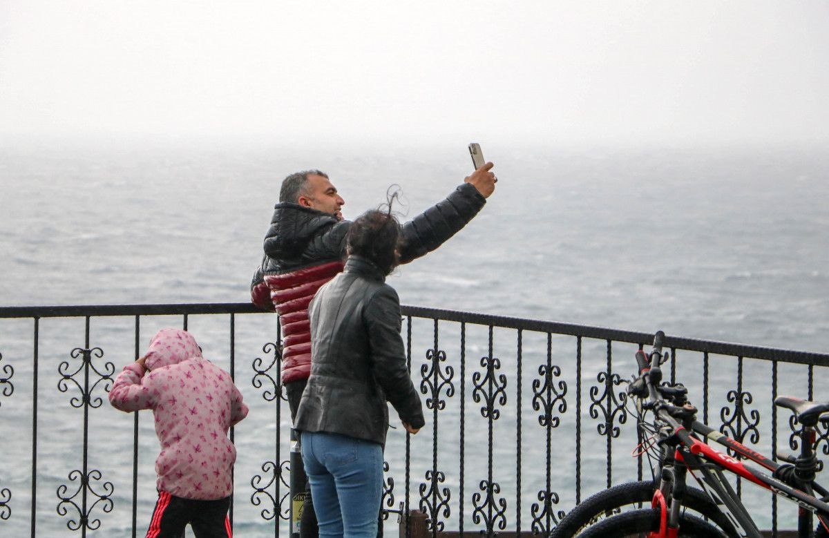 Yağmur ve rüzgarın etkili olduğu Antalya'da dev dalgalar oluştu