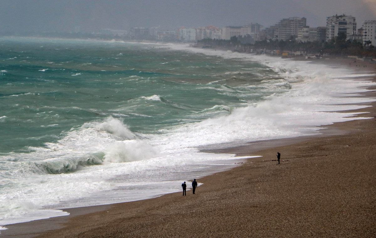 Yağmur ve rüzgarın etkili olduğu Antalya'da dev dalgalar oluştu